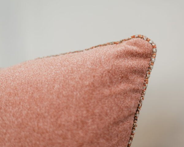 Kussen donkerroze met bies - 50x50