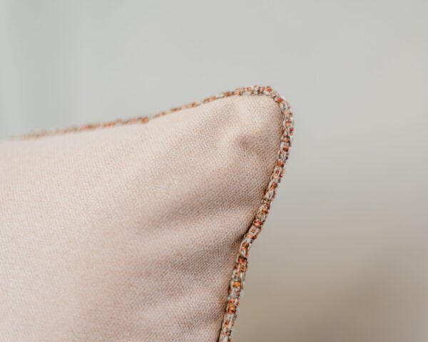 Kussen lichtroze met bies - 50x50