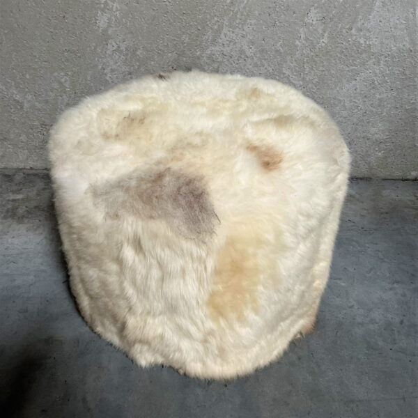 Poef uit Engelse schapenvacht - diameter 50