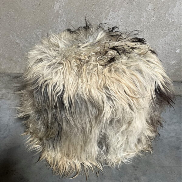 Poef uit IJslandse schapenvacht - langharig grijs - diameter 50