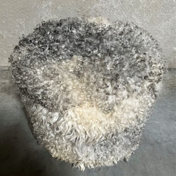 Poef uit IJslandse schapenvacht - krullend grijs - diameter 50
