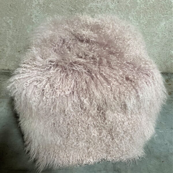 Cube 40x40x40- tibetaanse schapenvacht- grijsroze