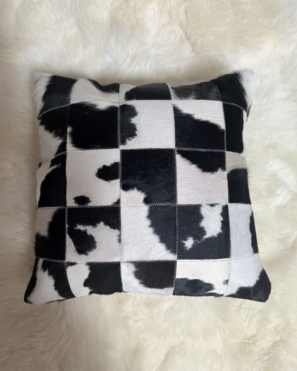 Kussen patchwork koehuid -zwart/wit- 50x50