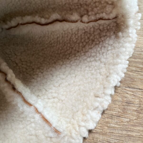 Muts - schapenvacht - Owen barry - camel/wit