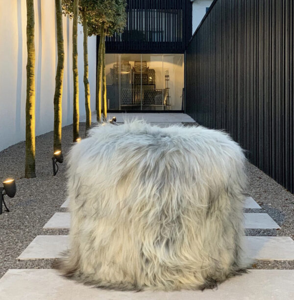 Poef uit IJslandse schapenvacht - langharig grijs - diameter 50