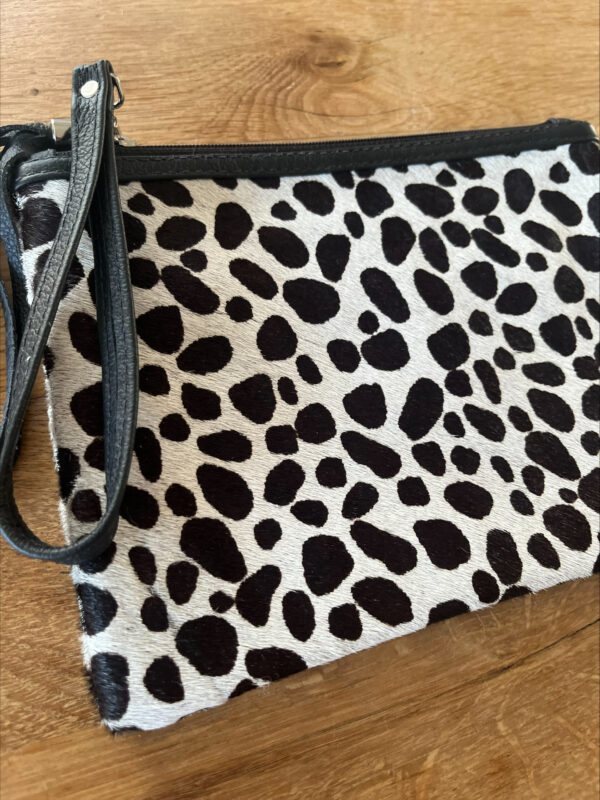 Clutch SPOTTED uit 100% natuurlijke koeienhuid