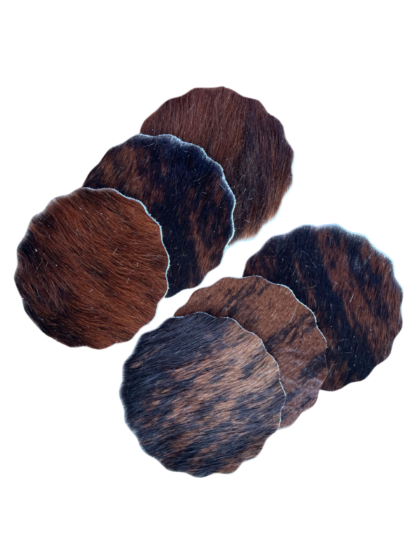 Kleine onderleggers in koehuid - zwart/bruine mix ( set van 6 )