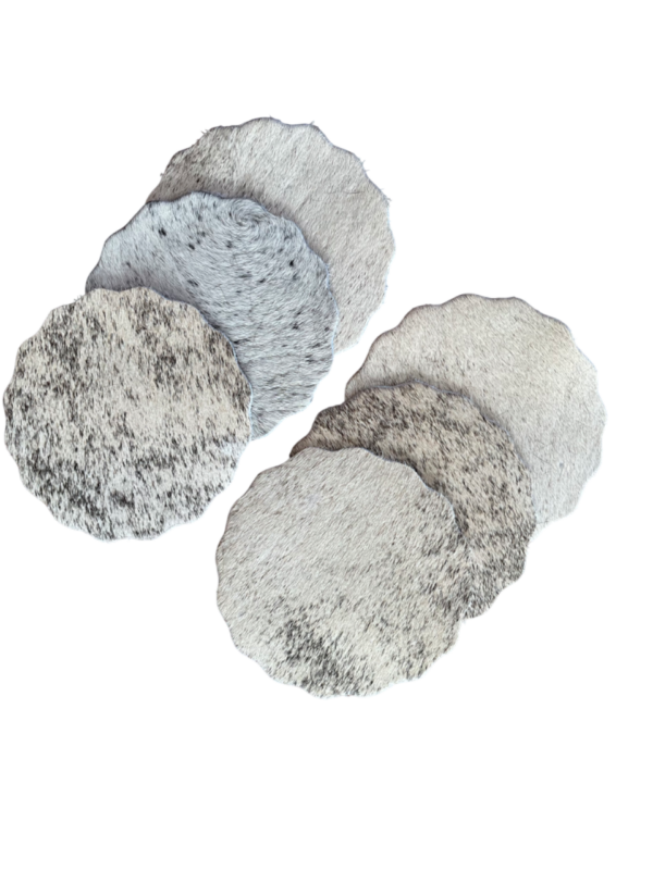 Kleine onderleggers in koehuid - wit/grijze mix ( set van 6 )