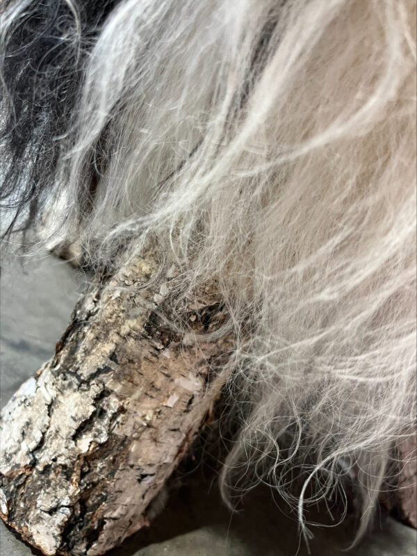 Krukje boomstam- IJslandse gespotte schapenvacht - langharig