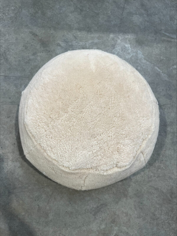 Poef uit Australische gekrulde schapenvacht - kortharig