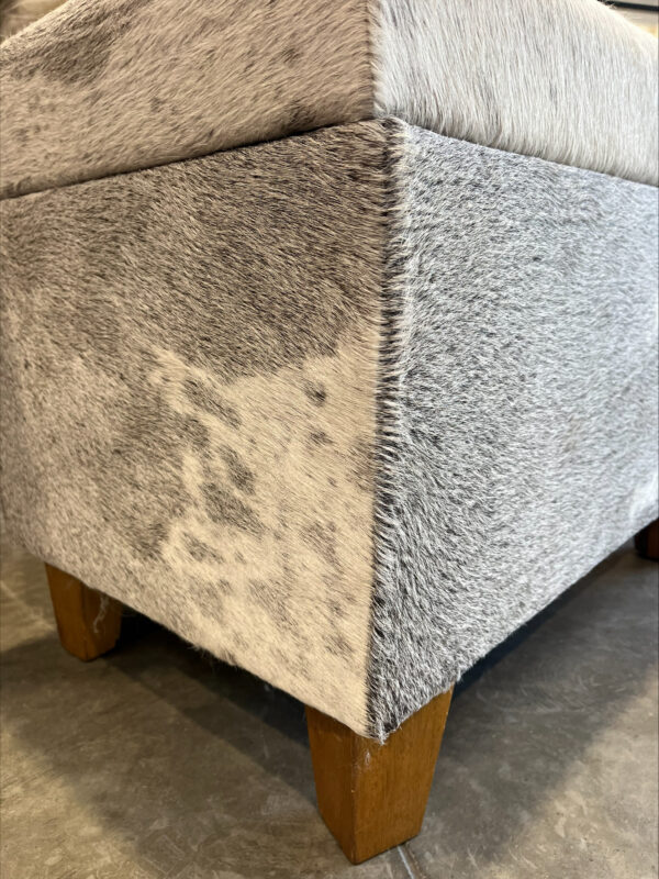 Zitbank koehuid/ hardhouten teak onderstel & opbergruimte / grijs-wit