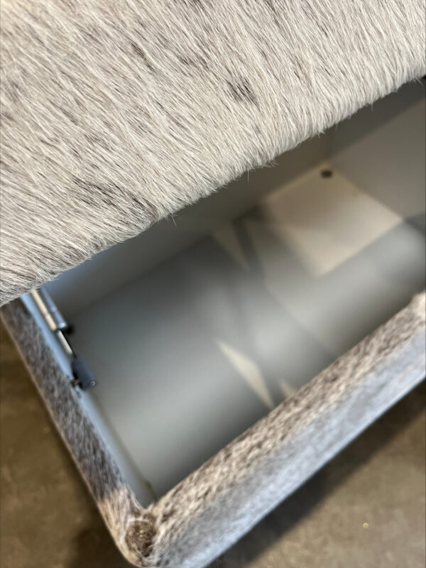 Zitbank koehuid/ hardhouten teak onderstel & opbergruimte / grijs-wit