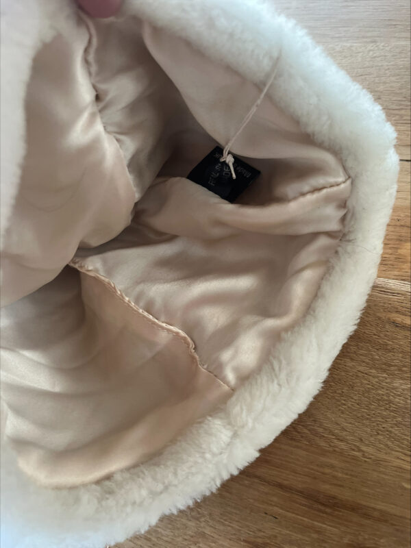 Muts - schapenvacht - Owen barry - wit