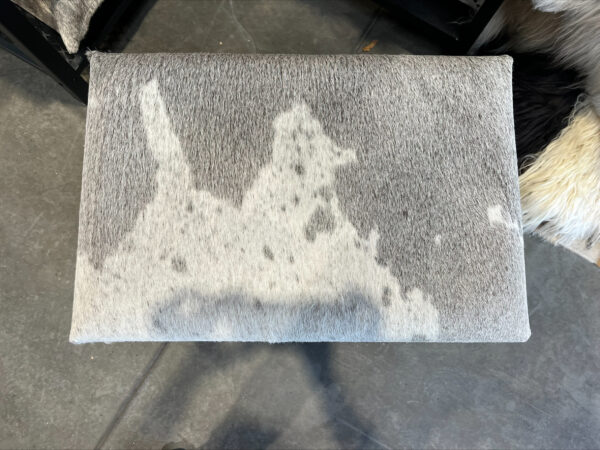 Zitbank koehuid/ hardhouten teak onderstel & opbergruimte / grijs-wit